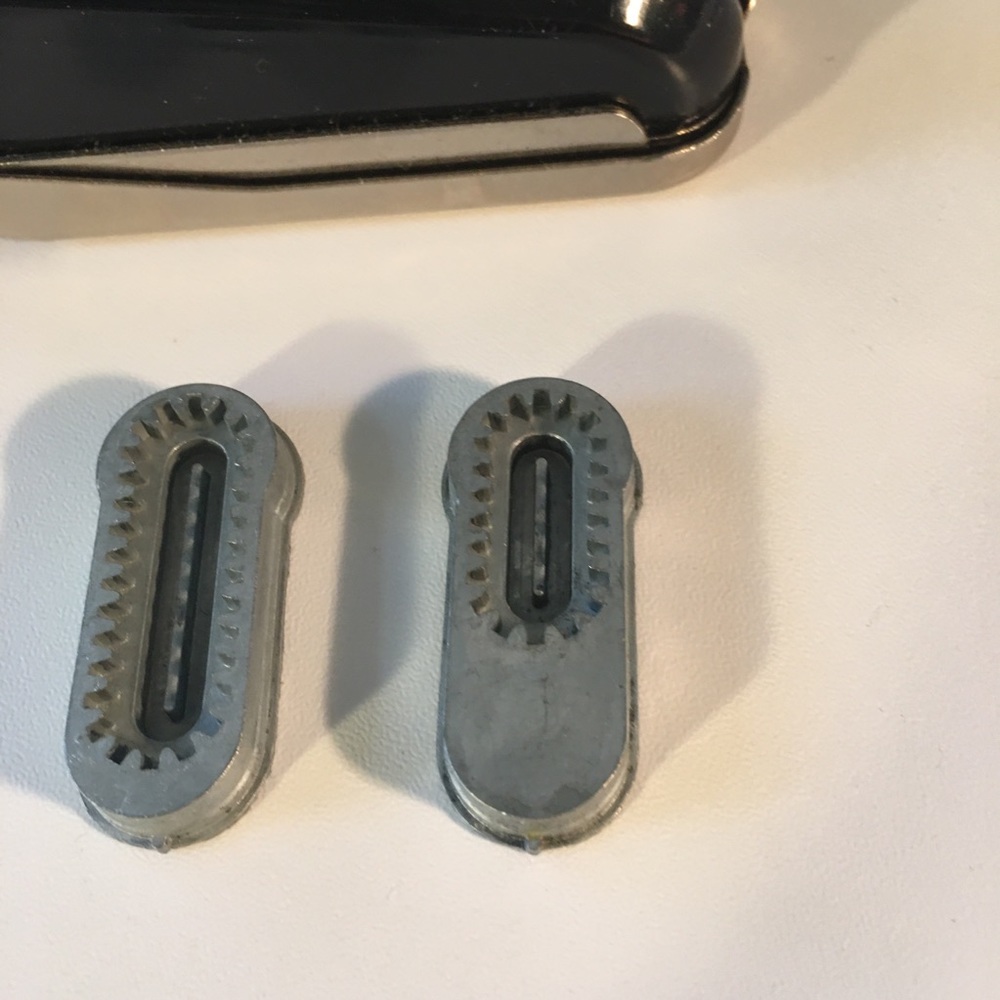 Vintage Singer Buttonholer No. 160506 - Picture 6 of 16